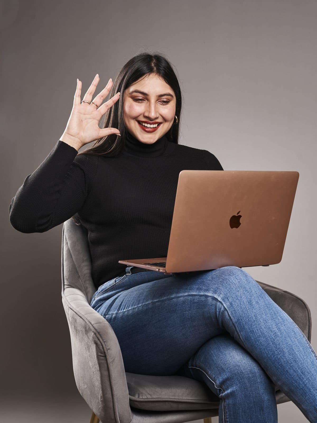 Camila Osorio saludando frente a su computador