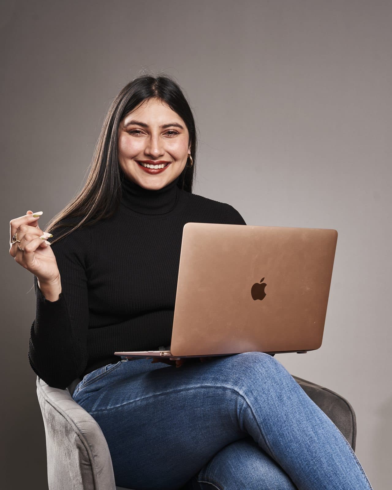 Camila Osorio sonriendo con su computador