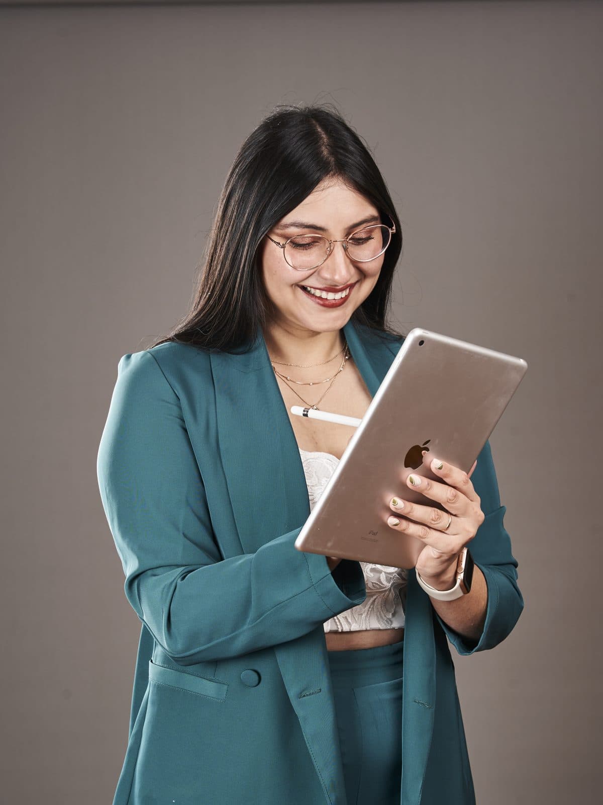 Camila Osorio tomando notas en su tablet
