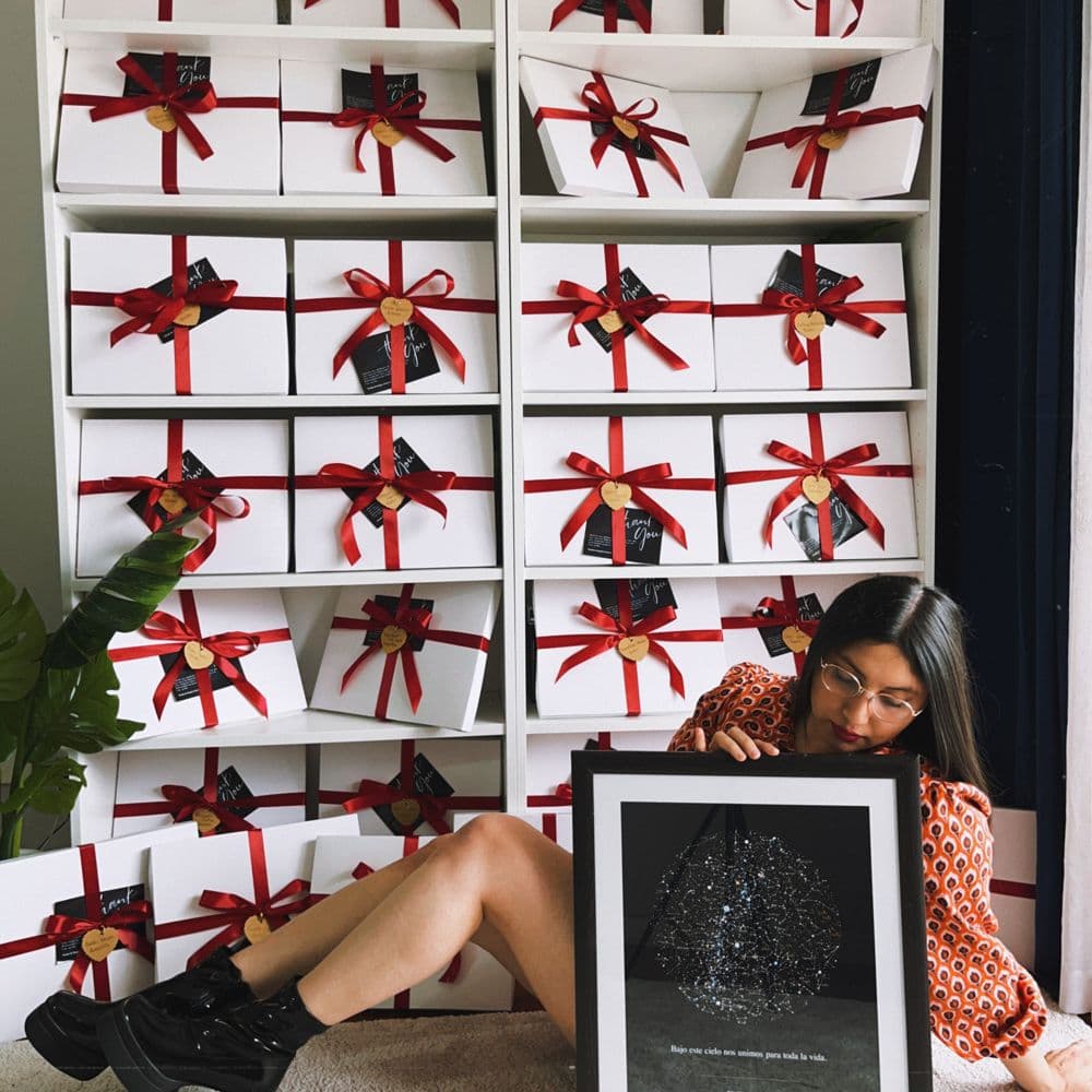 Camila con decenas de pedidos de Punto & Aparte listos para enviar